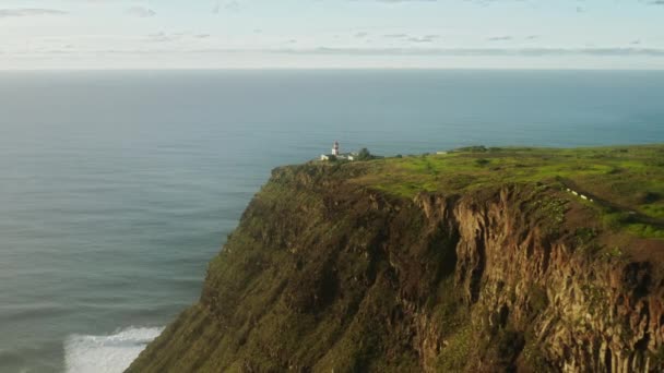 Vue aérienne d'une île frappante avec un cap pointu — Video