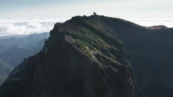 マデイラ島の山々の上の空中の素晴らしい景色 — ストック動画