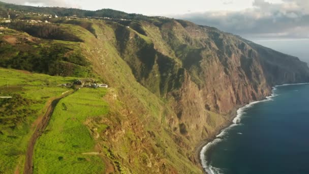 A casa acolhedora na ponta da ilha, acima do nível do mar — Vídeo de Stock