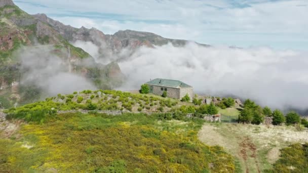 Unglaubliche Drohnenaufnahmen eines Hauses über der Skyline — Stockvideo