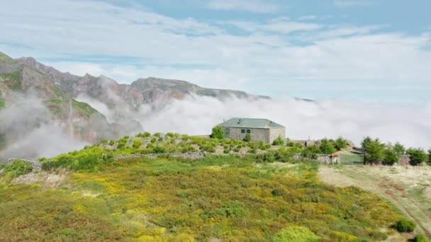 Majestueus uitzicht op afgelegen woongebouw binnen pieken en wolken — Stockvideo