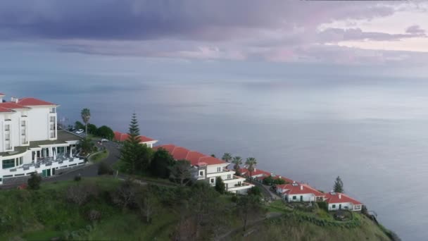 Lebendiges Grün bedeckt hohe Klippen, umgeben vom Atlantischen Ozean — Stockvideo