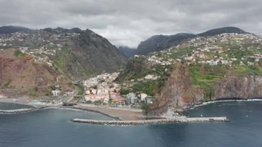 Derin bir vadinin insansız hava aracı görüntüleri.