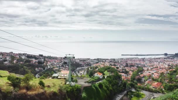 Drone filmato della funivia attraverso gli affascinanti paesaggi — Video Stock