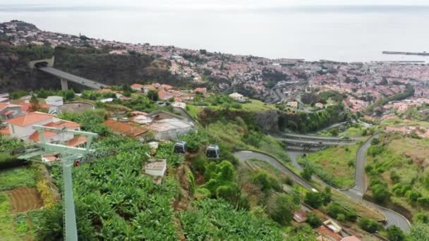 Vista superior de un funicular con sinuoso camino y paisaje marino en el fondo — Vídeos de Stock