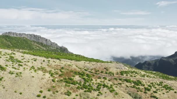 Vista aérea de um dos picos mais altos da Madeira — Vídeo de Stock