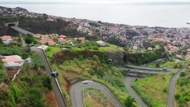 Imágenes de drones de una hermosa ciudad dentro de pendientes empinadas — Vídeos de Stock