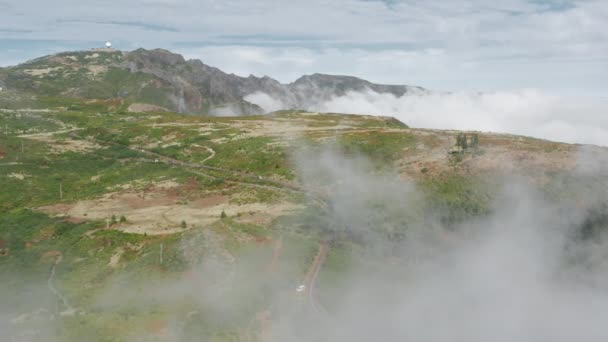 Imagens de drones sobre linhas serpentinas que abraçam as montanhas — Vídeo de Stock