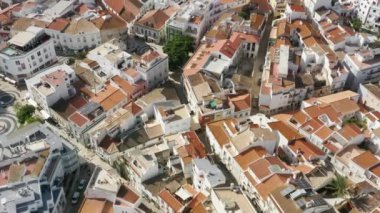 Lagos, Algarve, Portekiz, Avrupa 'daki şehir evleri. Kasabada kırmızı çatıları olan evler