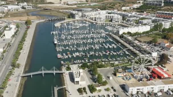 Город Лагуш с гаванью и колесом обозрения в солнечный день, Алгарве, Португалия, Европа — стоковое видео