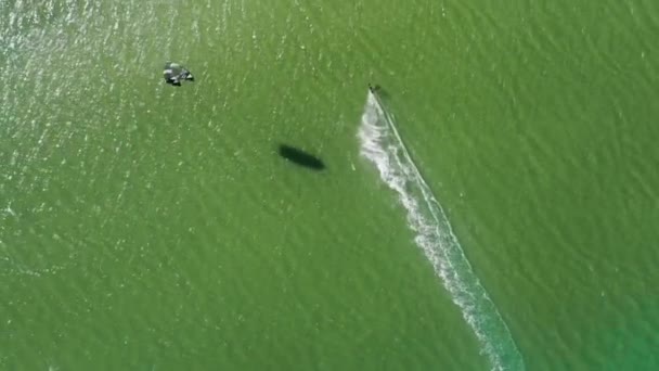 Mannelijke kiteboarder training in oceaan bij Alvor beach, Portugal, Europa — Stockvideo