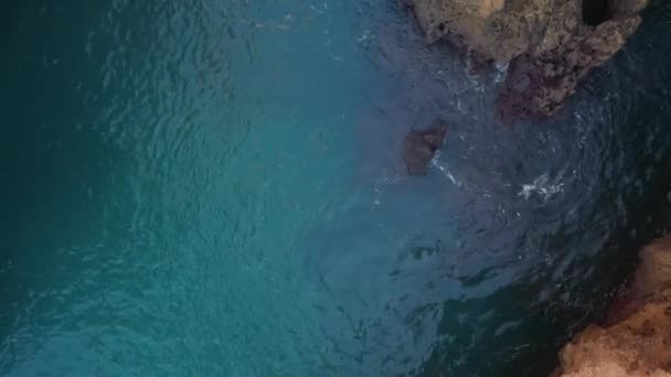 Океанские воды, протекающие между скалами Понта-де-Пьедаде, Португалия, Лагос — стоковое видео