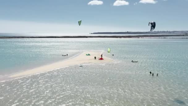 Kitesurfers školení na pláži, Alvor, Portugalsko, Evropa — Stock video