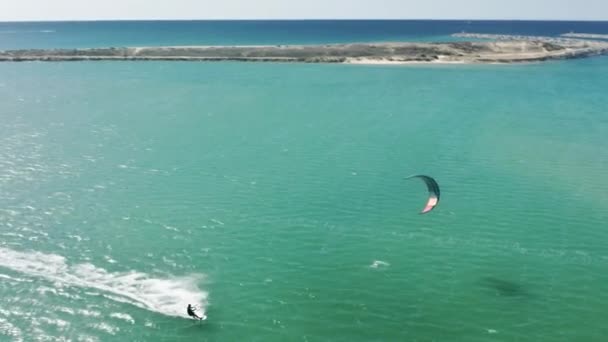 Atleta montando em kiteboard com paraquedas no Oceano Atlântico, Alvor, Portugal — Vídeo de Stock