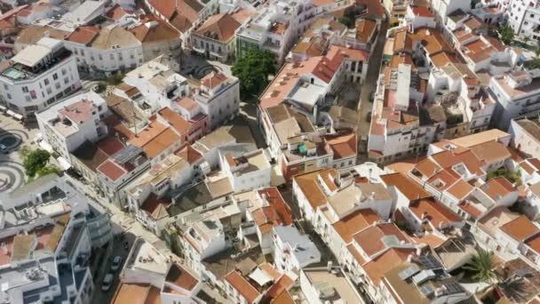 Casas da cidade de Lagos, Algarve, Portugal, Europa. Casas com telhados vermelhos na cidade — Vídeo de Stock