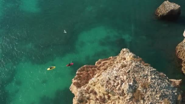 People kayaking in Atlantic ocean at Ponta de Piedade, Portugal, Lagos, Europe — Stock Video