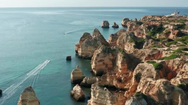 Sürat tekneleri Ponta de Piedade, Portekiz, Lagos 'un kayalık sahillerinde yol alır. — Stok video