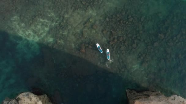 Mensen kijken naar Ponta de Piedade rotsen van sup boards, Portugal, Lagos — Stockvideo