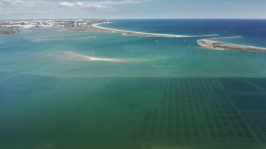 Alvor, Portekiz, Avrupa 'da uçurtmacılarla dolu resimli plaj