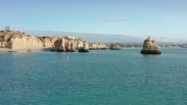 Erkekler ve kadınlar Ponta de Piedade, Portekiz, Lagos 'u keşfediyorlar.