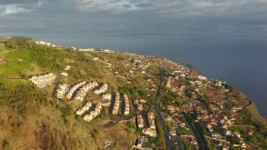 Atlantik kıyısı yüksek sarp kayalıklardan görüldüğü gibi