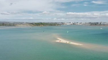Atlas Okyanusu dalgalarında paraşütle uçan kaykaylara binen sporcular, Alvor.