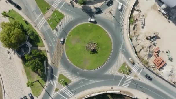 Coches de conducción en carretera circular en la ciudad de Lagos, Portugal, Europa — Vídeos de Stock