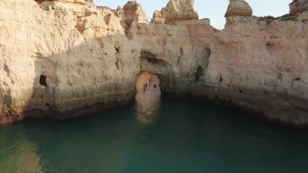 Rock cave with group of people on sup boards at Ponta de Piedade, Portugal — Stock Video