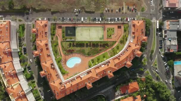 Vue aérienne d'une paroisse avec chalets et piscine — Video