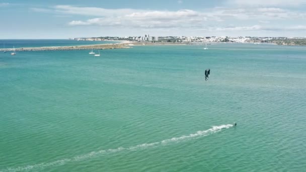 Kiteboarder ιππασία κύμα του ωκεανού σε θυελλώδη ημέρα, Alvor, Πορτογαλία, Ευρώπη — Αρχείο Βίντεο