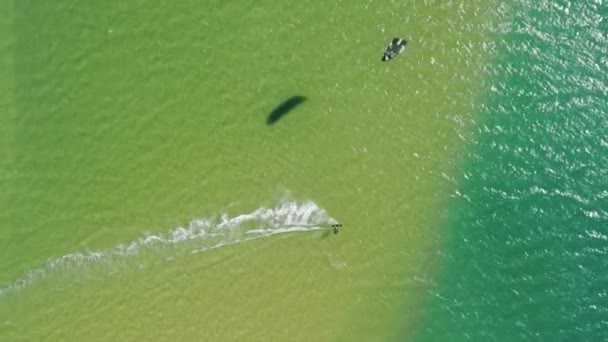 Sportig man tränar kitesurfing på Alvor stranden, Portugal, Europa — Stockvideo