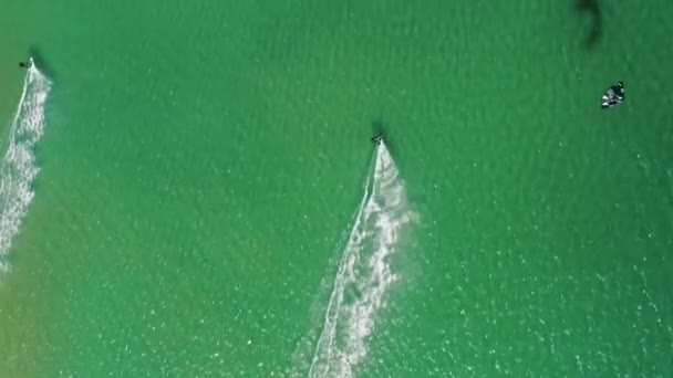 Manliga idrottare ridning kiteboard på blåsig dag på Alvor, Portugal, Europa — Stockvideo