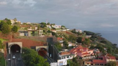 Yüksek yeşil yamaçtaki sahil kasabası tepeden görüldüğü gibi