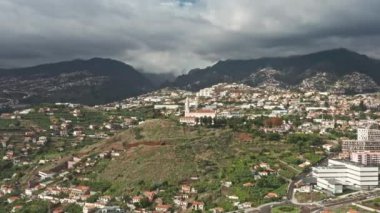 Uçurumlarla dolu etkileyici bir topoğrafya.