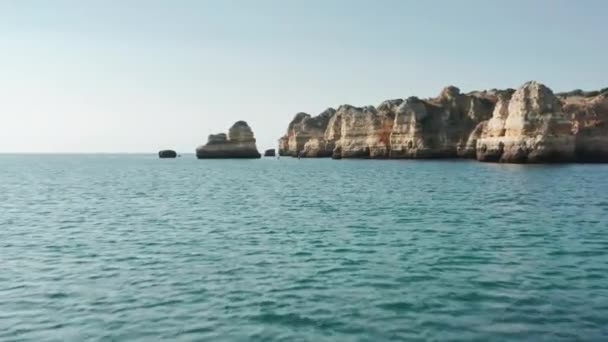 Az Atlanti-óceán vizei kilátással Ponta de Piedade-re, Portugália, Lagos, — Stock videók