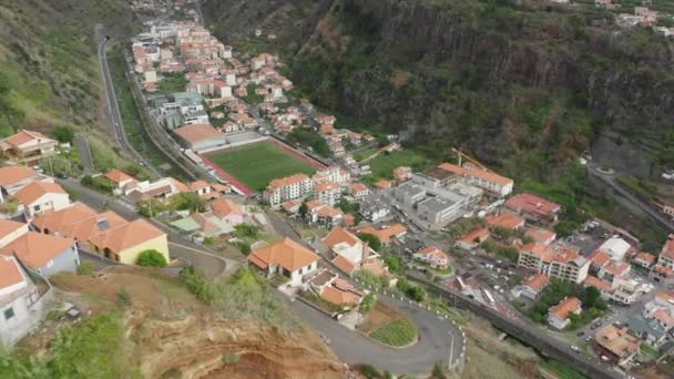 Vista aérea del espectacular camino sinuoso — Vídeos de Stock