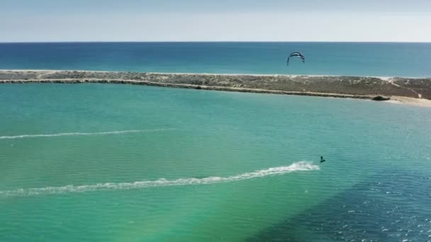 Sportskyttar rider kiteboard med fallskärmar i Alvor, Portugal, Europa — Stockvideo