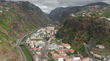 Stadyum, otoyol ve hareketli sokakları olan güzel bir yerleşim yeri.