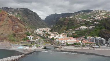 Dik yamaçları ve sakin vadisi olan görkemli manzaranın hava görüntüleri.