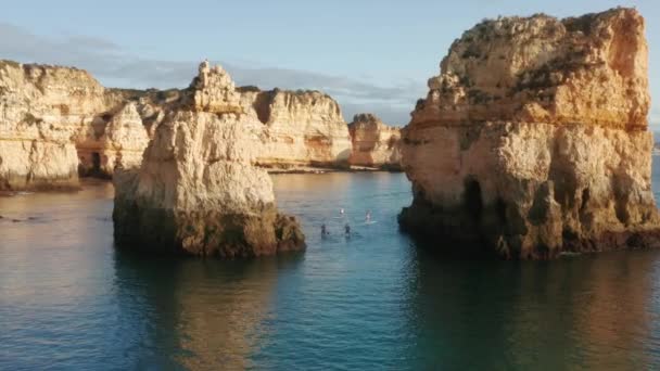 葡萄牙Ponta de Piedade的冲浪运动员在岩层之间划桨 — 图库视频影像