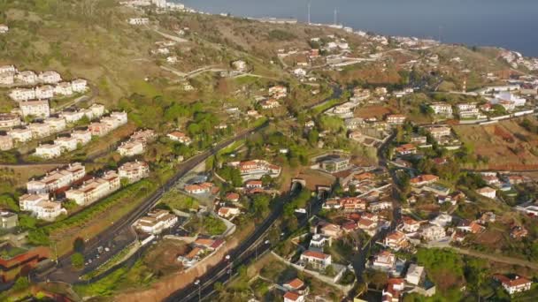 Images de drones de belles levadas et maisons résidentielles qui s'étirent le long — Video