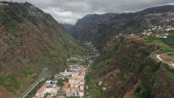 Luchtfoto van majestueuze natuur in afgelegen eiland met exotisch landschap — Stockvideo