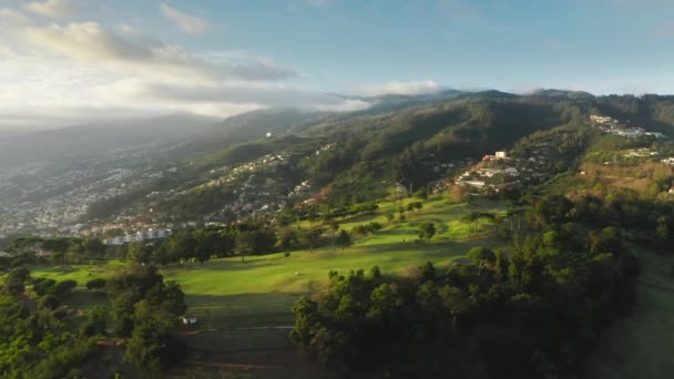 Drone d'une colline avec un paysage urbain qui s'étend le long — Video