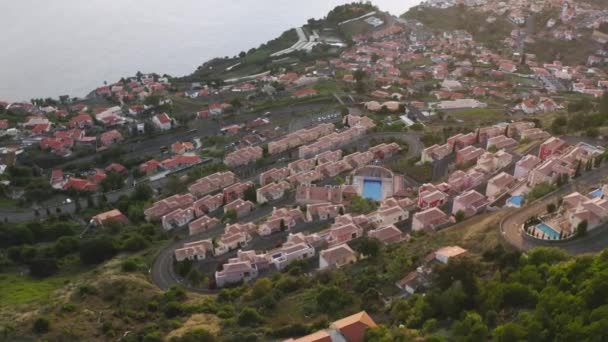 Schilderachtige vulkanische landschap en parochie met traditionele architectuur — Stockvideo