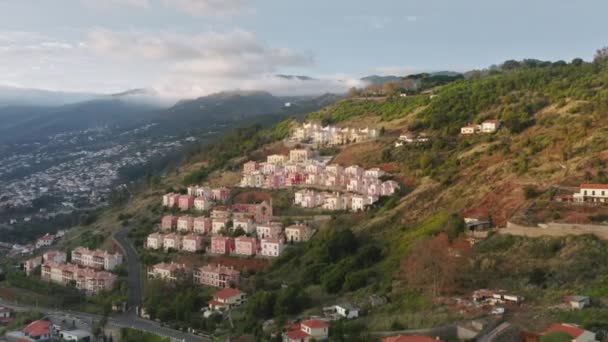 Malerische Vulkanlandschaft und Gemeinde mit traditioneller Architektur — Stockvideo