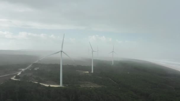 Der Windpark zur Erzeugung erneuerbarer Energien — Stockvideo