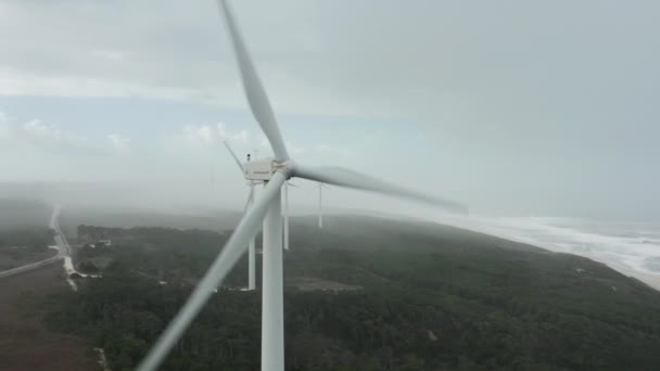 Images de drones de turbines générant de l'énergie propre avec la mer derrière — Video