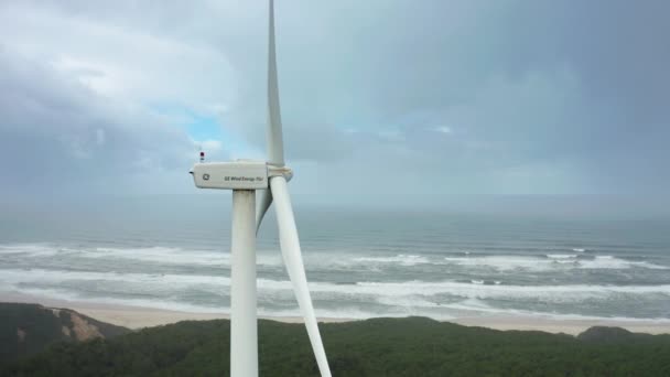 Primer plano de una turbina eólica en la orilla del Atlántico — Vídeos de Stock