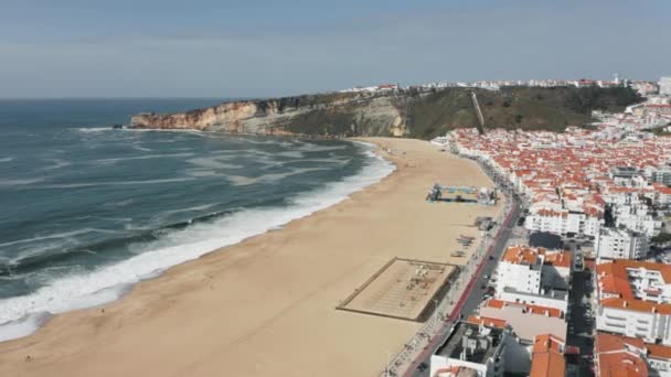 Orașul de coastă, spălat cu Oceanul Atlantic, așa cum se vede de sus — Videoclip de stoc