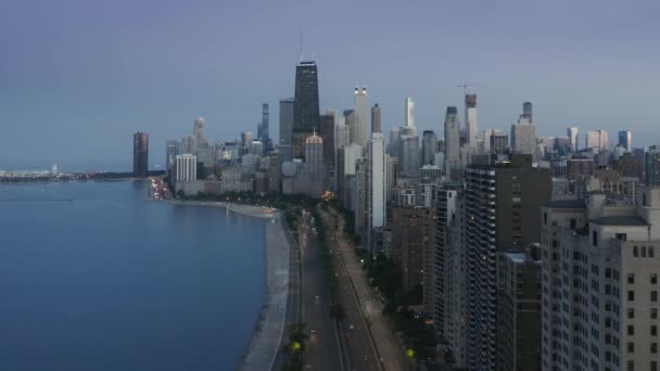 Chicago Escena nocturna en el centro al atardecer con cielo azul pastel al atardecer sobre fondo — Vídeos de Stock